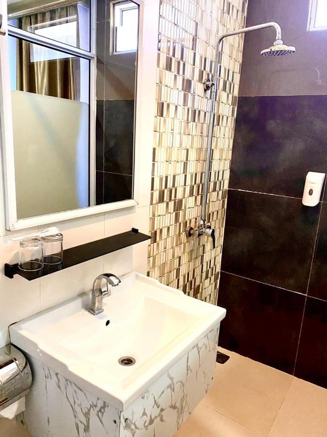 Os Hotel Tanjung Uncang Sagulung Buitenkant foto